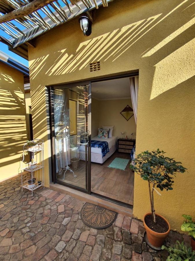 Хостел Lebo'S Soweto Backpackers Экстерьер фото